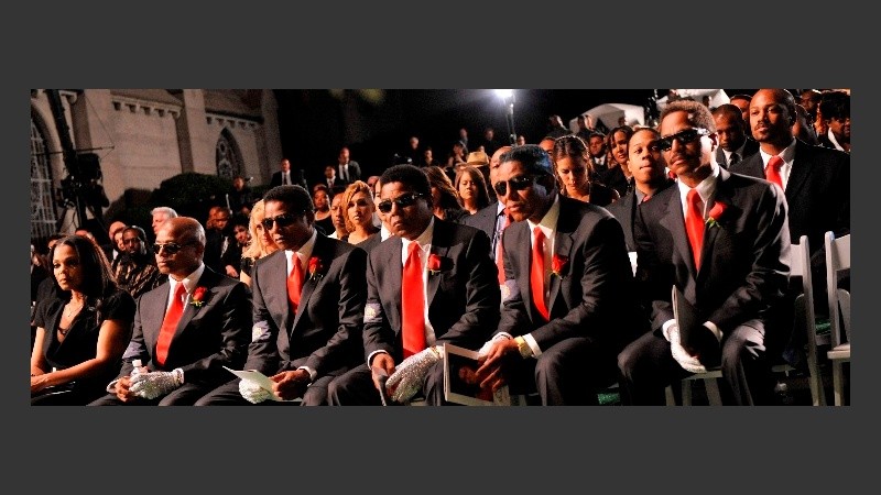 Janet, Randy, Jackie, Tito, Jermaine y Marlon Jackson durante el funeral.