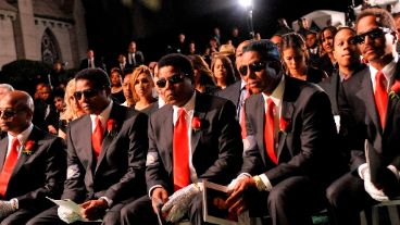 Janet, Randy, Jackie, Tito, Jermaine y Marlon Jackson durante el funeral.
