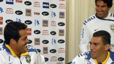 Parte del equipo brasileño en conferencia de prensa.