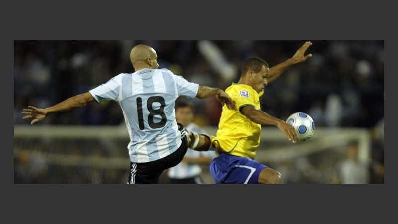 La Bruja Verón disputa el balón con Luisao de Brasil durante el encuentro.