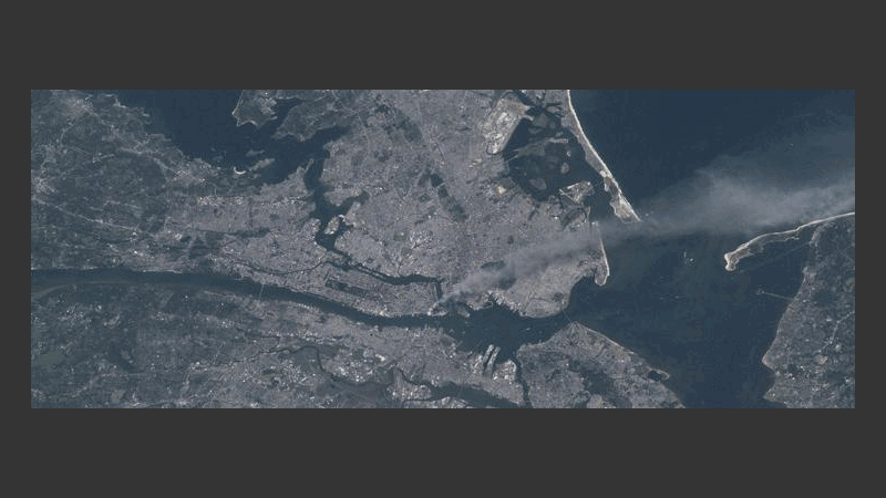 Foto cedida por la NASA después de que dos aviones chocaran contra las Torres Gemelas.