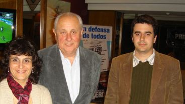 Cavallero junto a Norma López y Eduardo Toniolli, que se queda afuera del Concejo.