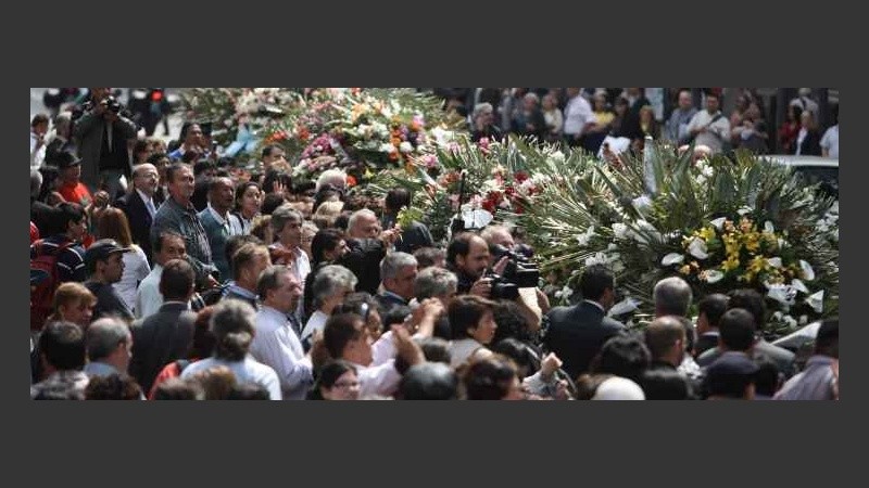 Una multitud espera el paso del cortejo fúnebre.