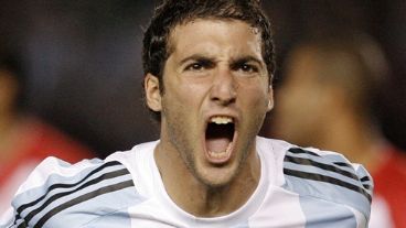 Gonzalo Higuaín, festeja el gol a los 2 minutos del complemento.