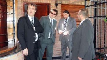 Faggionato Márquez y colaboradores durante uno de los tantos allanamientos del día.