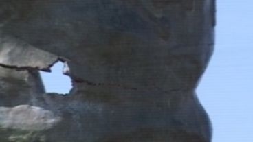 Las piernas de la estatua presentan múltiples cortes.