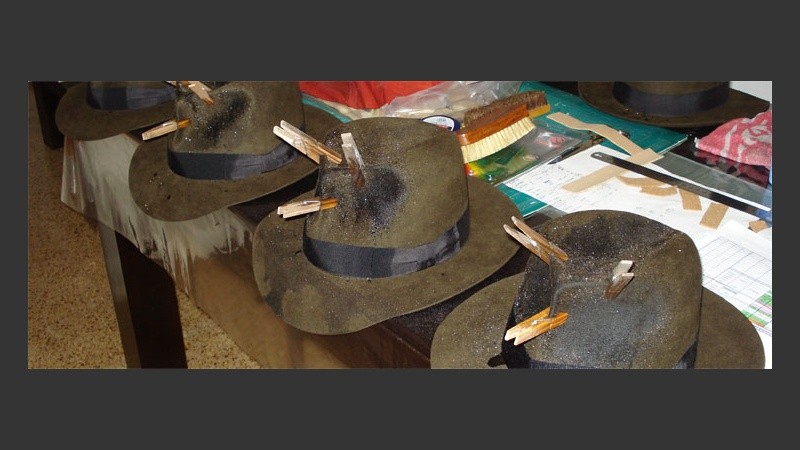 Los sombreros de Jones en pleno proceso. Casi casi como el original.