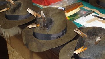 Los sombreros de Jones en pleno proceso. Casi casi como el original.