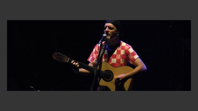 De rojo y blanco, con pañuelo en la cabeza, Gustavo Cordera elogió a Rosario.