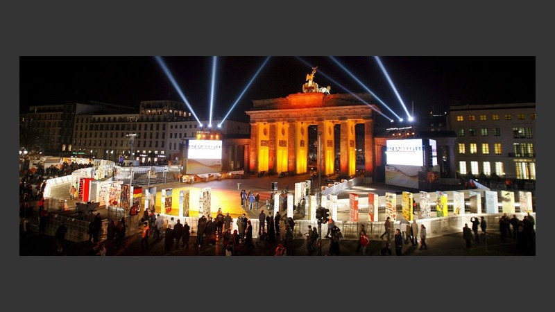 Prueba de luces y el dominó gigante listo para cerrar el acto. 