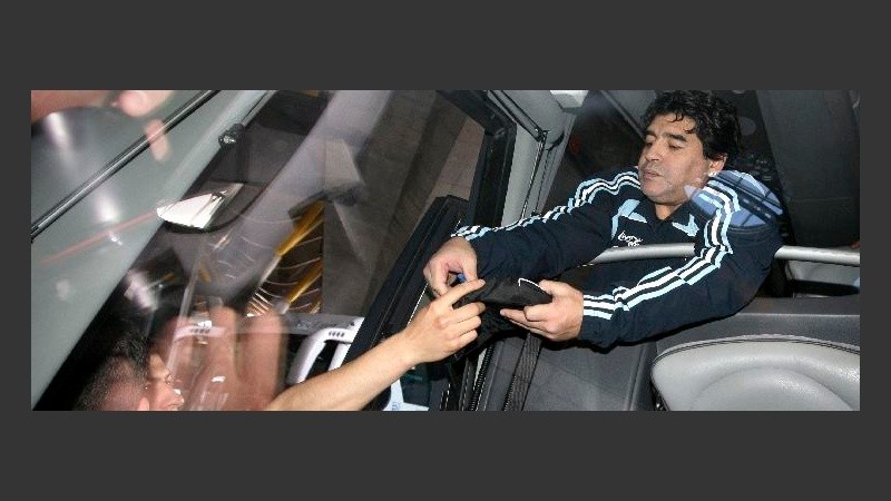 Maradona llegó al aeropuerto y firmó autógrafos peron no habló.