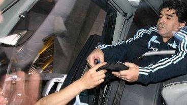 Maradona llegó al aeropuerto y firmó autógrafos peron no habló.