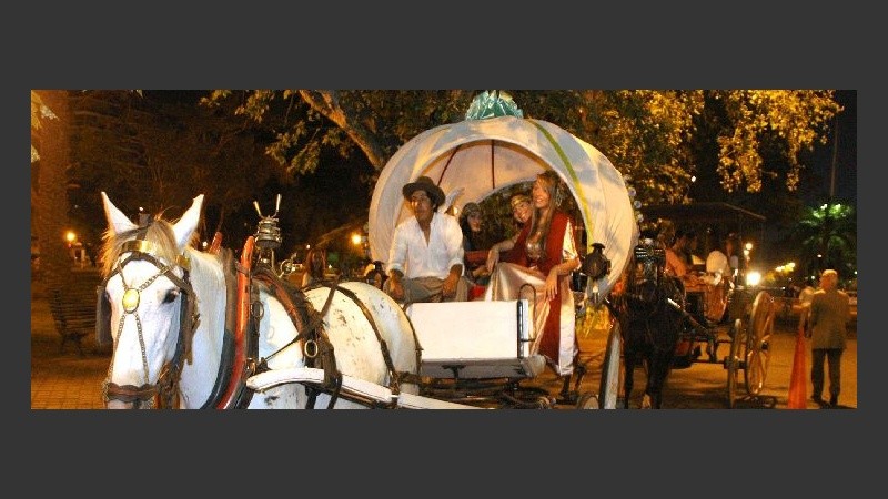 Todas las candidatas hicieron su arribo a bordo de una carroza.