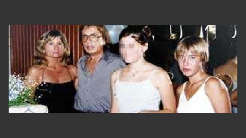 El ex juez, su esposa y la adolescente fallecida en el año 2000.
