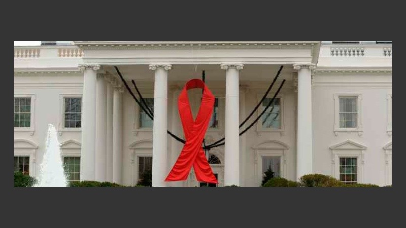 Una gran cinta roja fue colgada en la Casa Blanca.