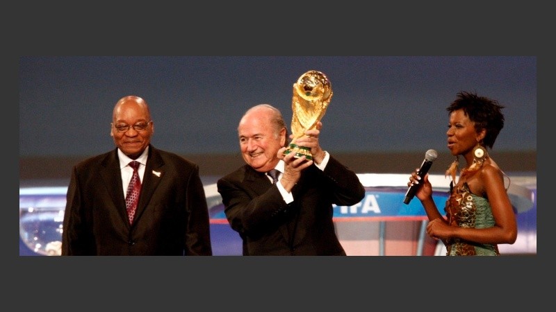 Blatter levantó la Copa que se entregará el año que viene.