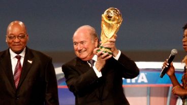Blatter levantó la Copa que se entregará el año que viene.
