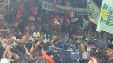 El Sportivo América fue colmado por militantes, e inluso algunos quedaron afuera.