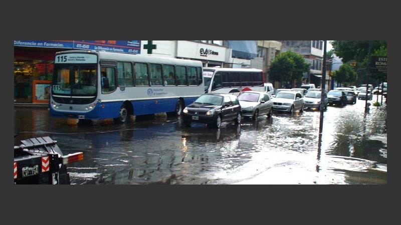 Avellaneda y Córdoba, una de las esquinas inundadas en la ciudad.