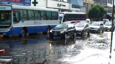 Avellaneda y Córdoba, una de las esquinas inundadas en la ciudad.
