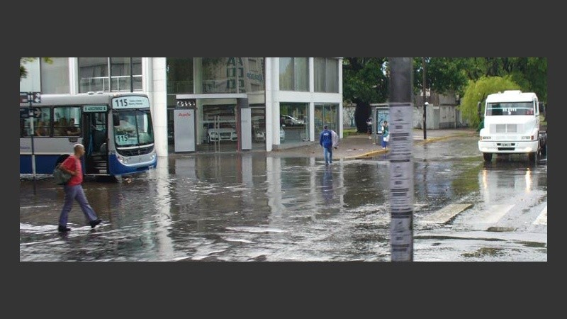 Cruzar algunas arterias se hizo complicado después de la intensa lluvia.