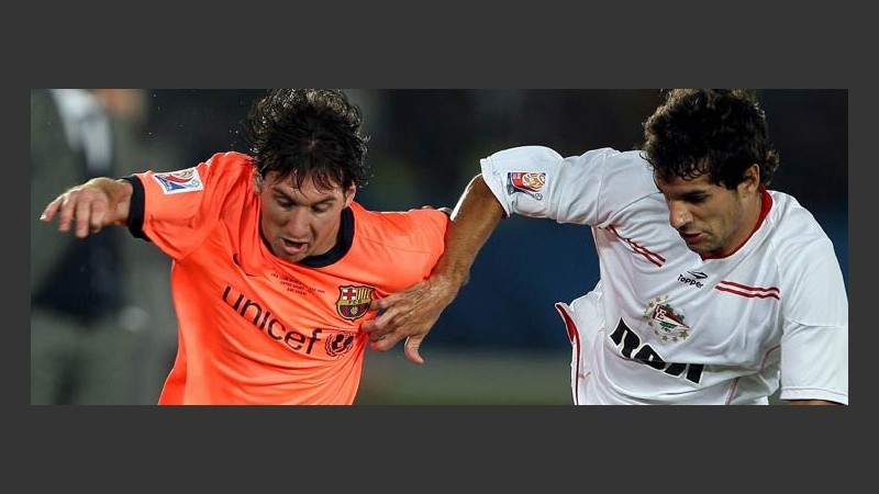 Messi pelea con Juan Manuel Díaz. El rosarino marcó el gol de la victoria.
