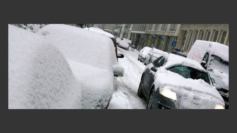 Autos cubiertos de nieve en Alemania.