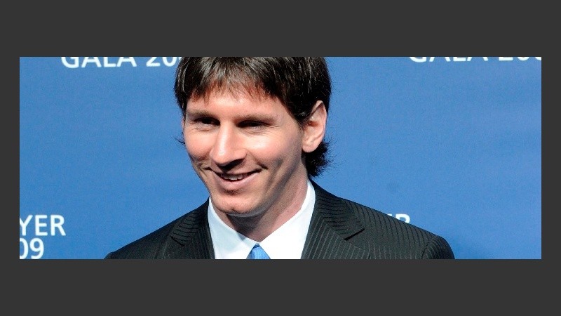 La Pulga, de gala al llegar a la ceremonia de la FIFA.