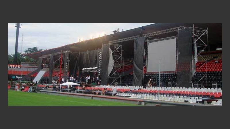 El escenario principal se montó sobre una de las tribunas.