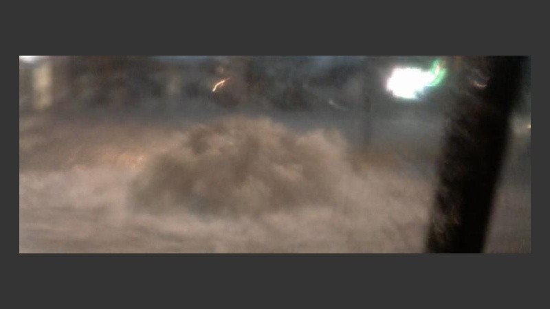 Lucas envió la foto de una boca de tormenta en erupción, en Portugal y Alberdi.