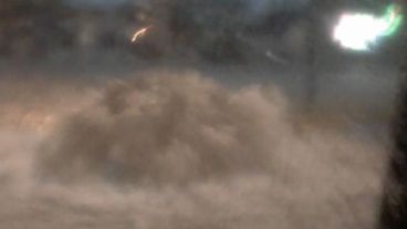 Lucas envió la foto de una boca de tormenta en erupción, en Portugal y Alberdi.