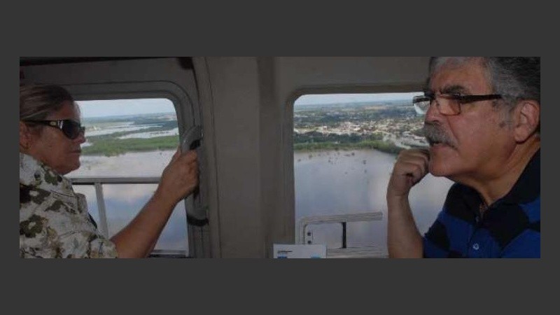 De Vido (derecha) sobrevoló la zona con la intendenta Lennon.