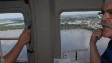 De Vido (derecha) sobrevoló la zona con la intendenta Lennon.