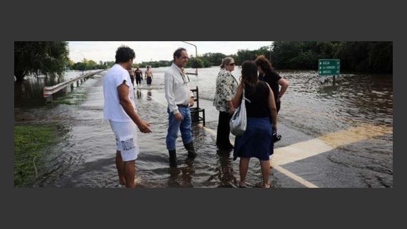 Scioli recorre la unundación junto a vecinos afectados.