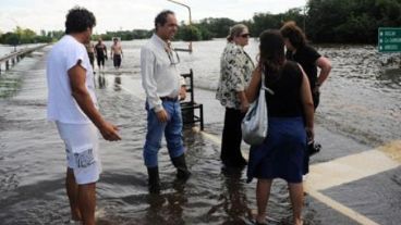 Scioli recorre la unundación junto a vecinos afectados.