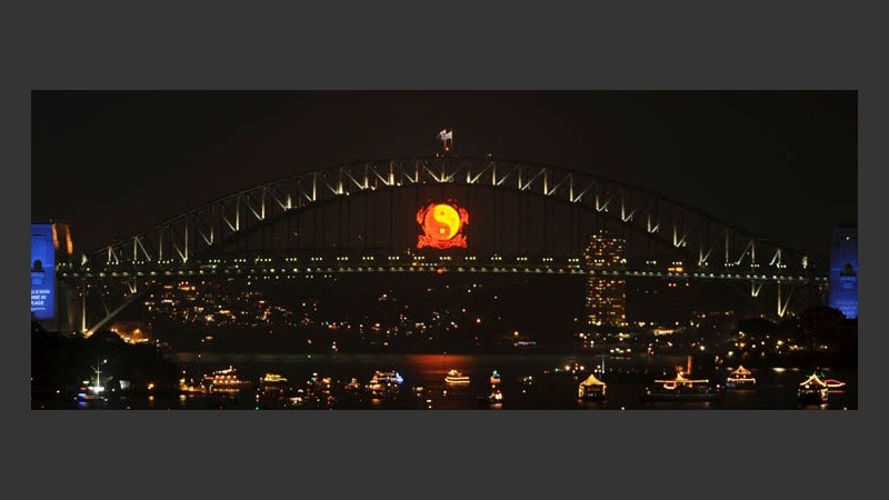 El símbolo del Ying Yang formado con luces sobre el puerto de Sídney, Australia.