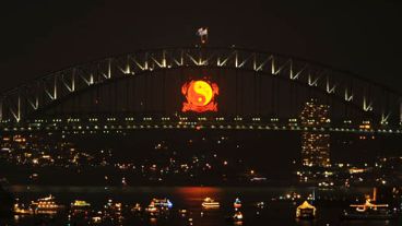 El símbolo del Ying Yang formado con luces sobre el puerto de Sídney, Australia.