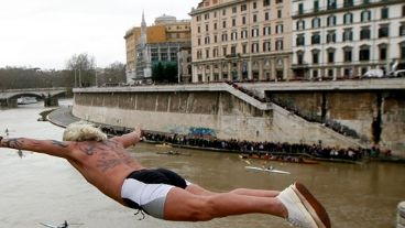 Por tradición, en Roma, se tiran al río Tíber desde el puente Cavour.