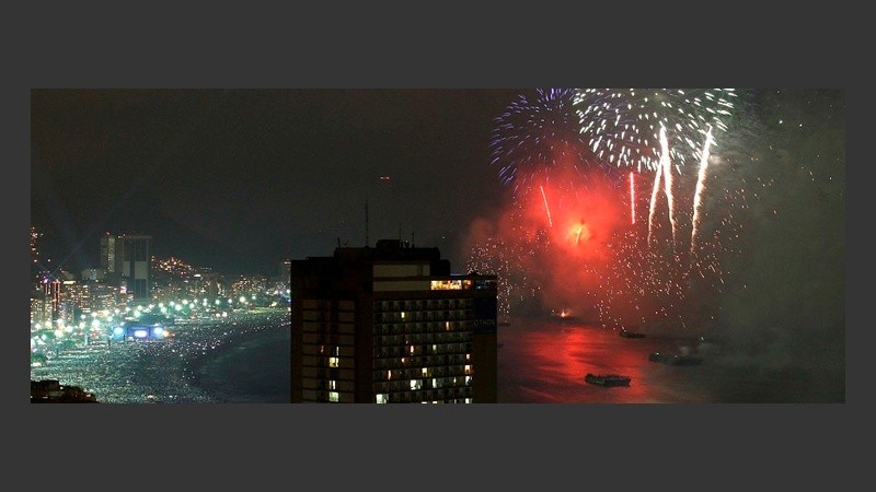 Las playas de Río de Janeiro se llenaron de personas y fuegos artificiales.