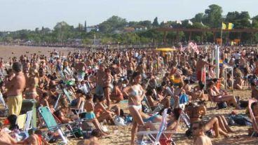 La gente colmó los balnearios por la jornada a pleno sol.