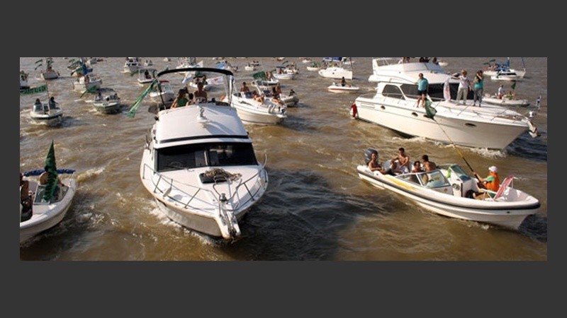 La tradicional caravana nautica cerró una jornada espectacular para la costa rosarina.