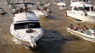 La tradicional caravana nautica cerró una jornada espectacular para la costa rosarina.