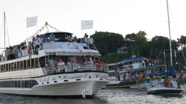 Hubo una gran participación de la gente, a un lado y otro de la orilla.