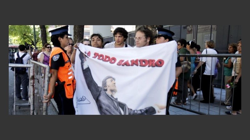 Continuaba el desfile de fans de Sandro en el Congreso.