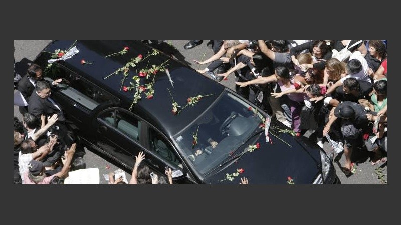 El coche fúnebre cubierto de rosas para el Gitano.