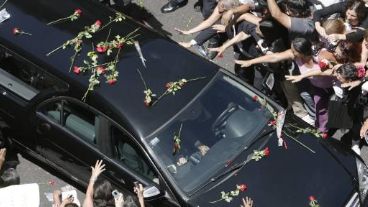 El coche fúnebre cubierto de rosas para el Gitano.