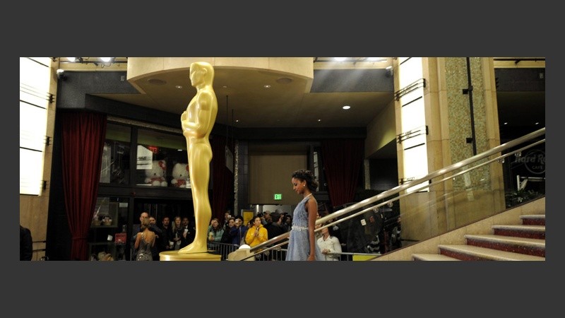 Una mujer baja las escaleras del Teatro Kodak. 