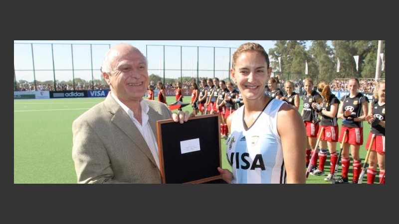 Luciana Aymar fue condecorada por el intendente Lifschitz.