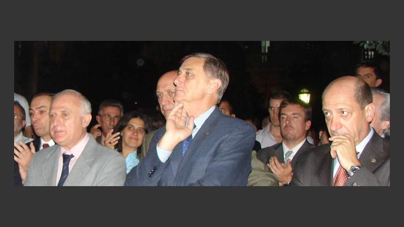 El Intendente intendente y el gobernador, visiblemente  emocionados.