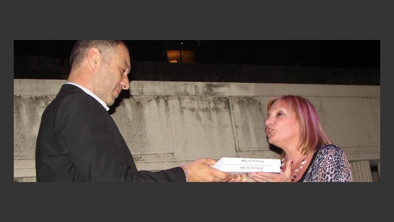 Rubén Chababo recibe un obsequio para el museo